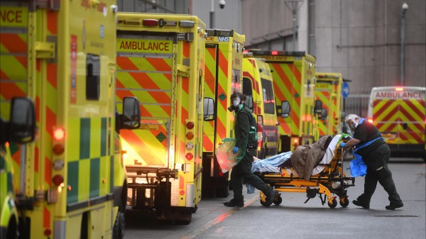 Strade vuote e scuole chiuse, Londra città fantasma, il Regno Unito ora ha paura, Johnson offre aiuti all'economia