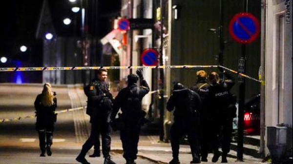 Strage in Svezia, almeno cinque morti, molti feriti, un uomo ha attaccato i passanti usando arco e frecce