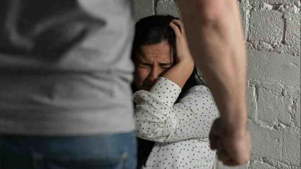 Stupra l'ex moglie con un gruppo di amici e picchia il figlio, arrestato