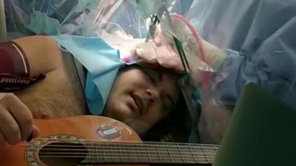 Suona la chitarra mentre viene operato al cervello