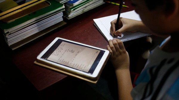 Svezia, ritorno all'analogico per la scuola. E promuove l’uso maggiore di libri, carta e penne tradizionali