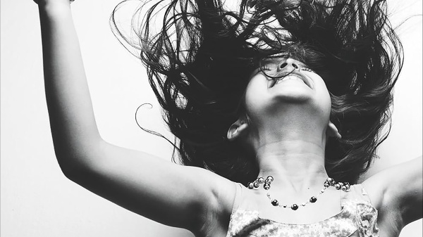 Tanto domani muori, un viaggio nel tempo con personaggi in cerca del proprio posto nel mondo: Antiniska Pozzi ci porta a scoprire il suo romanzo