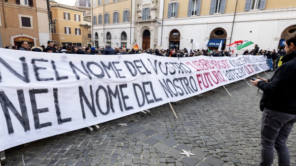Taxi, manifestazione davanti a Montecitorio: slogan, petardi e cartello contro la premier Meloni. E contro Uber