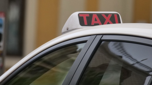 Taxi, verifiche dell’Antitrust. Dalle attese infinite al mancato uso del Pos