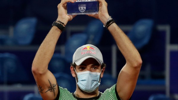 Tennis, Berrettini c’è, incredibile vittoria a Belgrado con Karatsev in 3 set