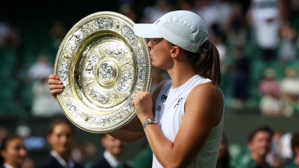 Tennis, Iga Swiatek è la nuova regina di Wimbledon, battuta Amanda Anisimova
