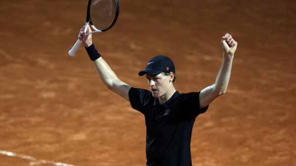 Tennis, Internazionali BNL d'Italia: Sinner vola ai quarti di finale, battuto Cerundolo in due set
