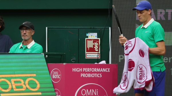Tennis. Jannik Sinner perde con Bublik, fuori agli ottavi ad Halle, in Germania. Ai quarti invece Flavio Cobolli