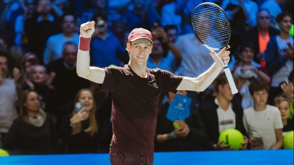 Tennis, Jannik Sinner re di Vienna, battuto Zverev in finale in quasi 3 ore