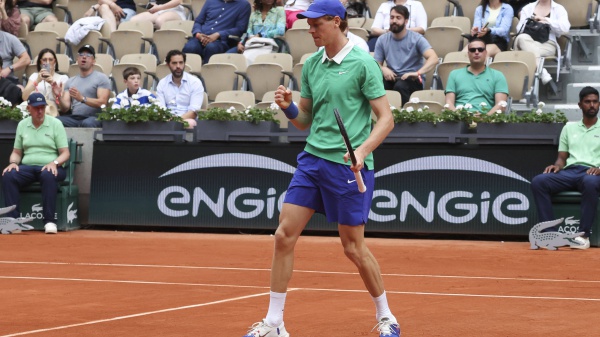 Tennis. Jannik Sinner travolge Lehecka e va agli ottavi del torneo parigino del Roland Garros