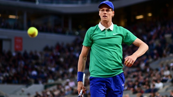 Tennis, Roland Garros, buona la prima per Jannik Sinner che si libera in tre set di Arthur Rinderknech