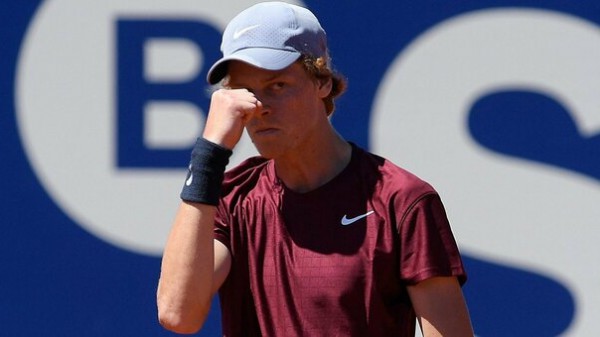 Tennis, sfuma il sogno di Sinner a Barcellona, eliminato in semifinale 6-3 6-3 dal greco Tsitsipas