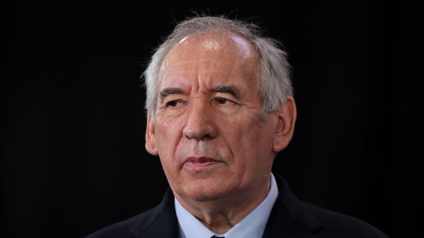 Tensione Roma-Parigi, Bayrou accusa l’Italia di dumping fiscale, dura replica di Palazzo Chigi