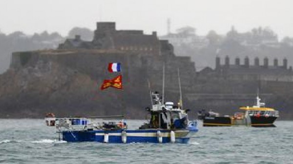 Tensioni sulla pesca all'isola di Jersey nella Manica, Londra manda due navi da guerra contro i pescherecci francesi