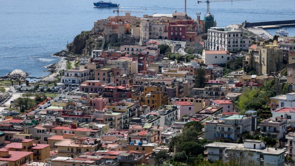 Terremoto ai Campi Flegrei: scossa più forte degli ultimi 40 anni, magnitudo 4,4. A Napoli tanta gente in strada