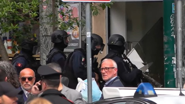 Terrore a Napoli, rapina in banca al Vomero e clienti presi in ostaggio. Ecco cosa è accaduto