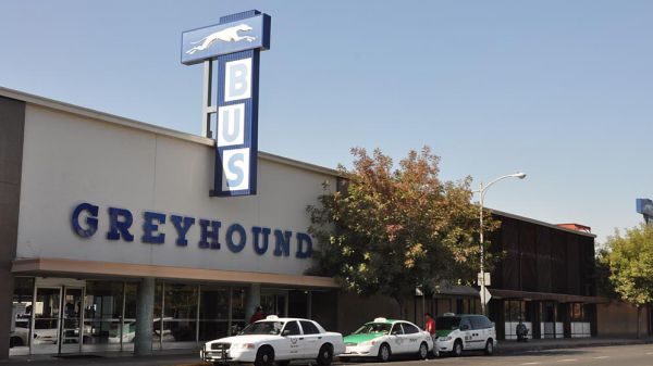 Terrore su un bus in California, uomo spara, un morto e cinque feriti