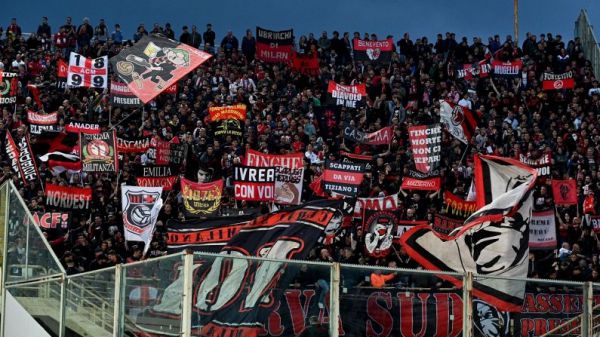 Tifoso milanista accoltellato a Bologna dopo la partita, è grave