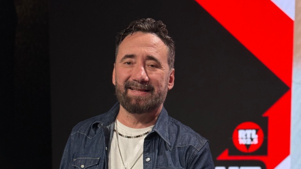 Tiromancino a RTL 102.5: “La canzone è nata da un litigio con mia moglie, ho preso la chitarra ed è nata in 10 minuti. Faremo un tour estivo in occasione dei 25 anni di “La descrizione di un attimo”