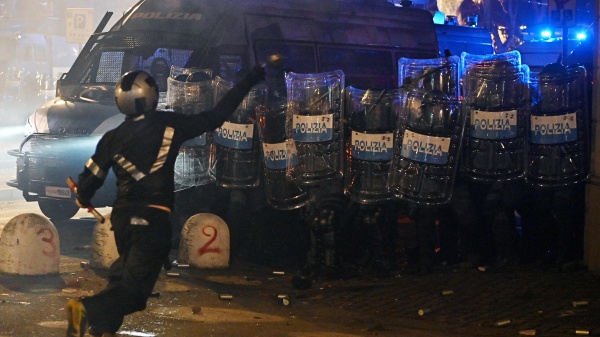 Torino, scontri e violenze alla protesta: 108 agenti feriti, governo verso una stretta sulla sicurezza