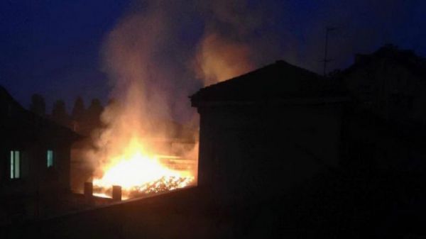 Torino, tetto Cavallerizza Reale in fiamme