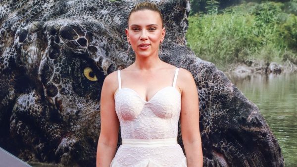 Torna Jurassic World con Scarlett Johansson eroina senza paura. Dal 2 luglio al cinema