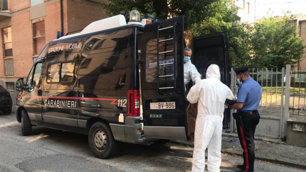 Tragedia a Ferrara, bambino di un anno morto in casa; la madre trovata ferita; indagini sulle cause