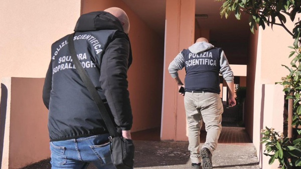 Tragedia ad Acilia: Nipote uccide la nonna 80enne a martellate, ferito il compagno della madre