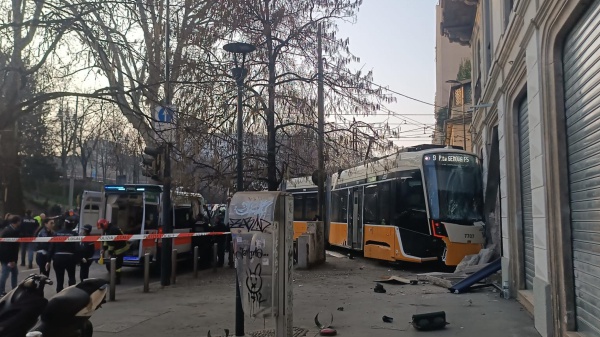Tram deraglia a Milano, il bilancio è di due morti  e 38 feriti