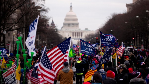 Trump incendia l'America, i fan dell'ex presidente invadono Capitol Hill, il Congresso sospende la certificazione della vittoria di Biden