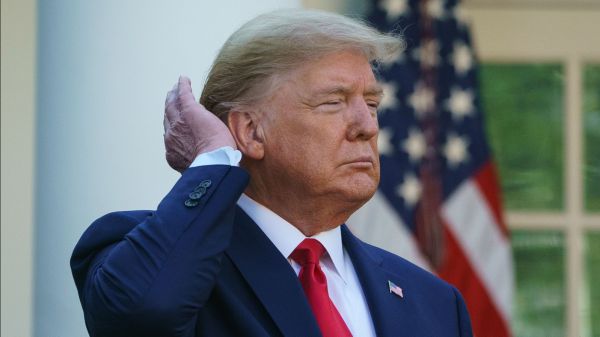 Trump non riesce a lavarsi i capelli, cambiata la legge sui soffioni della doccia