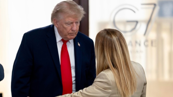 Trump torna ad attaccare Meloni, vuole essermi amica per risollevarsi nei sondaggi. La premier, la mia popolarità non è affar tuo