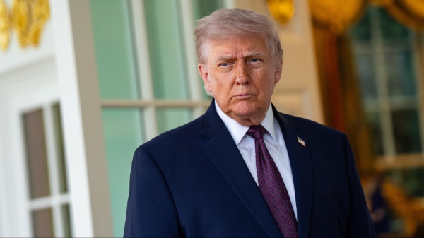 Trump tra Iran, scontri con il Papa e scene alla Casa Bianca: giornata politica e mediatica