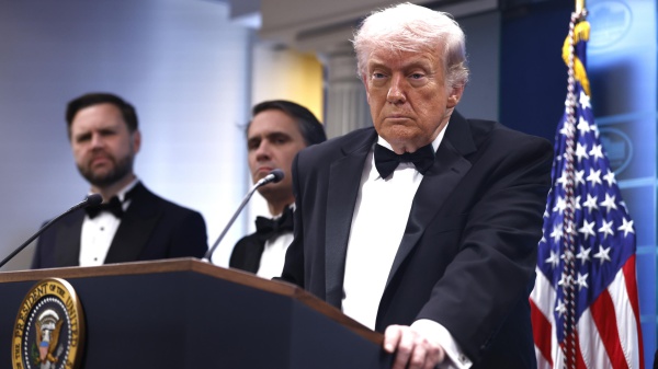 Spari al gala di Washington con i media. Paura per Donald Trump, che fa un appello all'unità