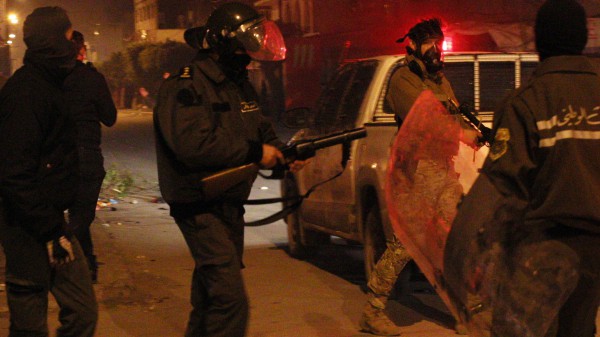 Tunisia, riesplode la rabbia, scontri e 600 fermati, giovani senza lavoro in piazza contro il lockdown