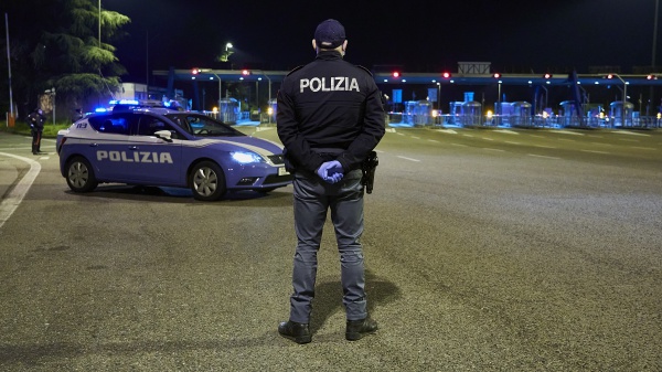 Turista francese, di religione ebraica, aggredito con il figlio in una stazione di servizio, insulti e calci per la kippah indossata