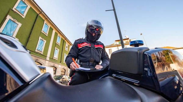Ucciso a coltellate a Monza, fermati due minorenni di 14 e 15 anni, volevano punirlo per la loro tossicodipendenza