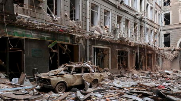 Ucraina: Mariupol sotto le bombe, civili deportati in Russia, colpito a Kiev un centro commerciale