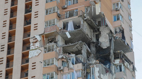 Ucraina, pesanti bombardamenti notturni a Kiev. Le esplosioni hanno illuminato il cielo