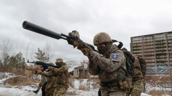 Ucraina: Putin ammassa truppe a est, Kiev smentisce la resa di Mariupol