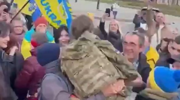Ucraina: soldati di Kiev prendono il controllo di Kherson, esultano i cittadini