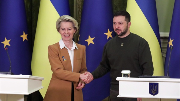 Von der Leyen porta a Kiev il sostegno dell'Europa. Putin: "la Russia ha fiducia in sé e nella vittoria"