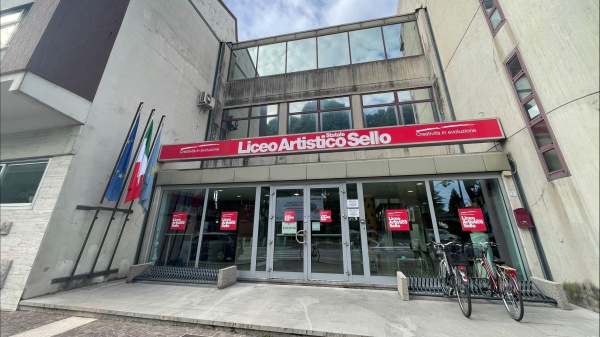 Udine: una ragazza di 17 anni investita e uccisa mentre va a scuola, stava attraversando sulle strisce pedonali