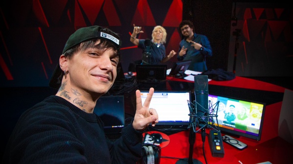 Ultimo a RTL 102.5: "Scrivo di cose che non riuscirei a raccontare a nessuno, riesco solo nelle canzoni"