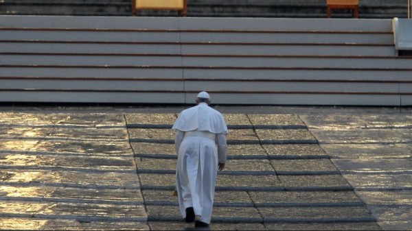 Un anno fa, il 27 marzo, Papa Francesco pregava sul sagrato della Basilica di San Pietro per la fine della pandemia