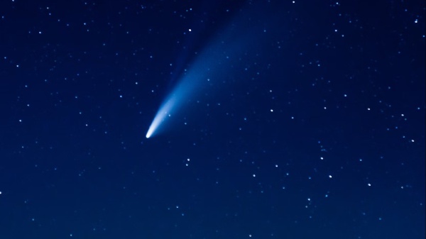 Un meteorite illumina d’azzurro il cielo notturno del Portogallo