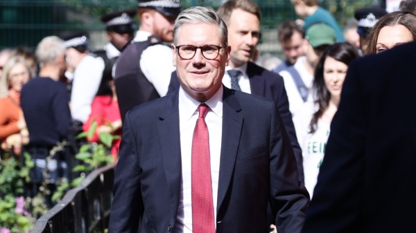 Un vero terremoto politico in Gran Bretagna. Trionfo storico del Labour, inizia l'era Starmer in Gb. Tory mai così male, vola Farage