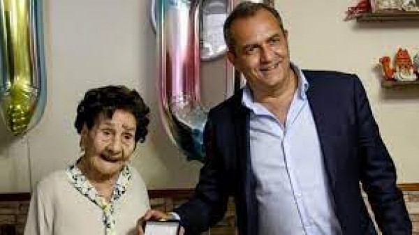 Una donna di Napoli ha compiuto 110 anni, è stata festeggiata dal sindaco, dai suoi 5 figli e dai 20 nipoti