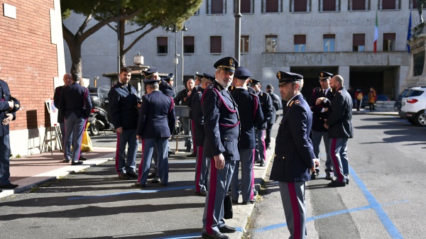 Una donna in fuga da Livorno con i due figli, avuti da due uomini diversi, potrebbe essere in viaggio per la Romania