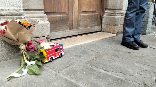 Una madre ha tagliato la gola la figlio di nove anni, uccidendolo, era separata dal padre cui il piccolo era affidato